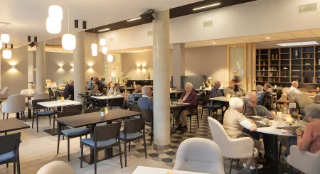 ouderen woonzorgcentrum zitten op zorgmeubilair
