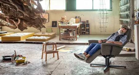 man met baard zit op relax fusion 3 in atalier